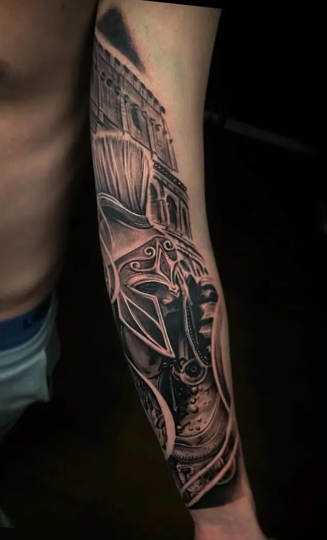 Casco espartano delante del Coliseo, tatuado por Steven en el antebrazo en negro y gris