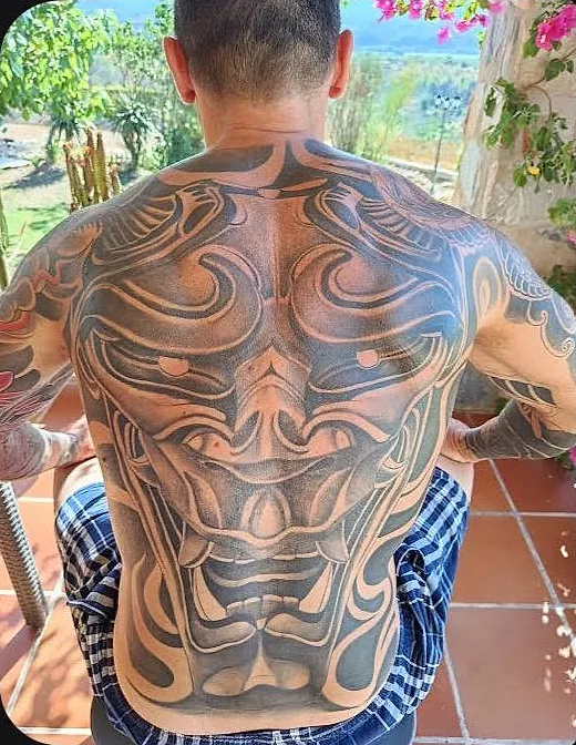 La espalda Hannya curada seis meses después, fotografiada a plena luz del día