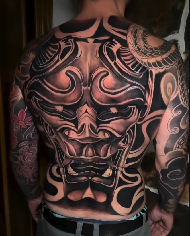 Máscara Hannya en negro y gris cubriendo la espalda completa