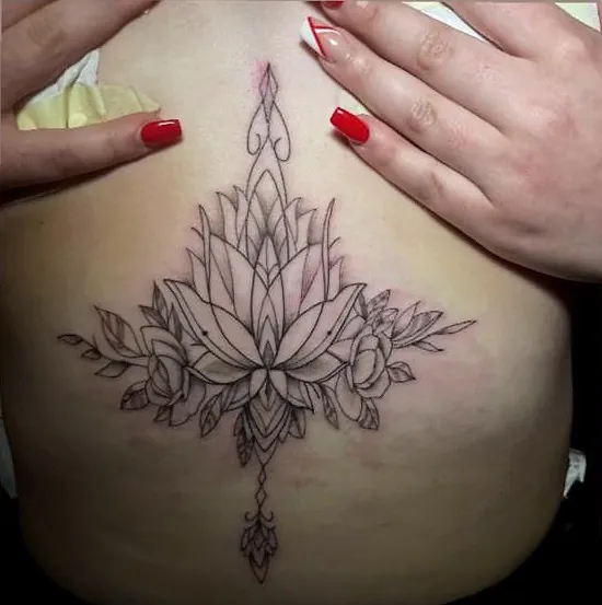 Flor de loto ornamental con rosas y un colgante bajo el pecho