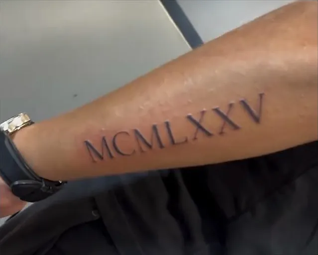 Fecha en números romanos, MCMLXXV, en el antebrazo