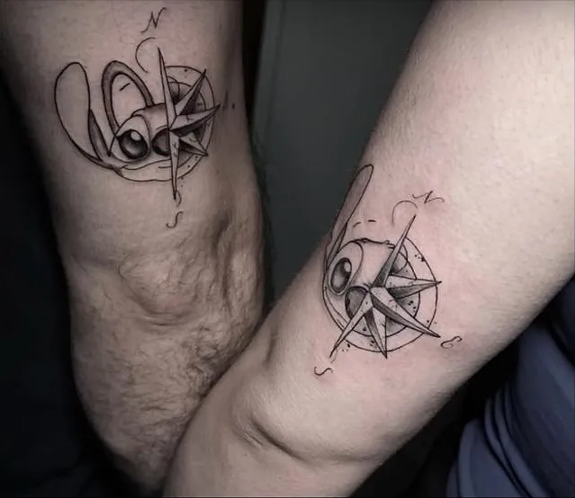 Stitch con una rosa de los vientos tatuado a juego en los brazos de dos personas
